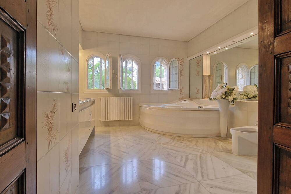 Villa Maria Pia | 3Br/2 Ba + Private Beach Parking | Vista Mare in Latte (Ventimiglia), Ventimiglia