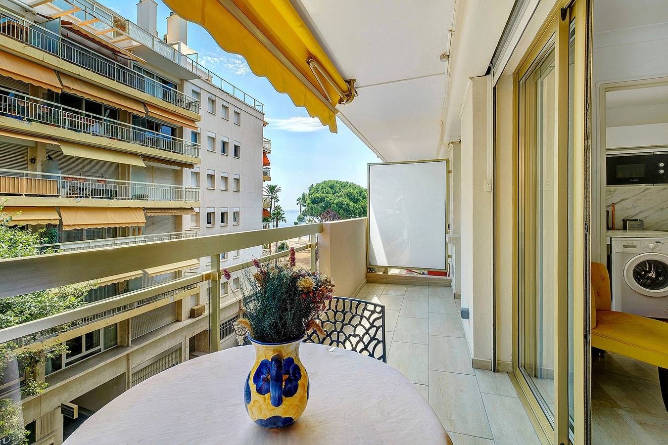 Studio entier, Centre Antibes studio front de Mer in Antibes, Côte méditerranéenne (France)