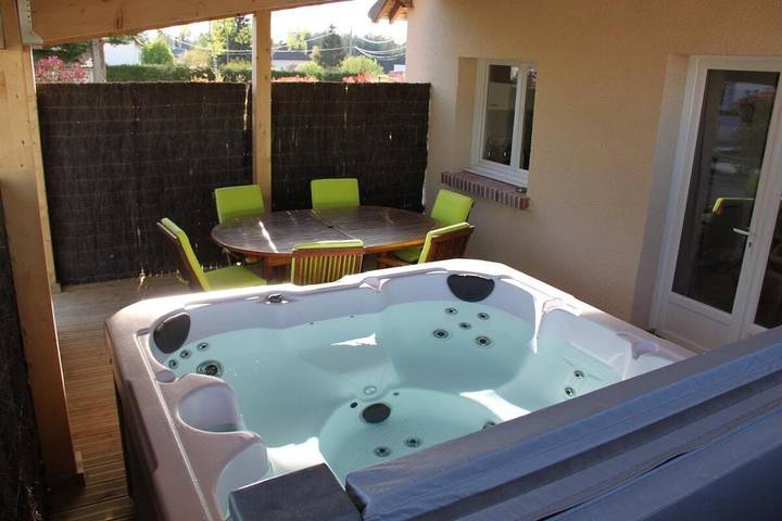 Maison de vacances pour 4 personnes, avec jacuzzi et jardin ainsi que piscine et terrasse