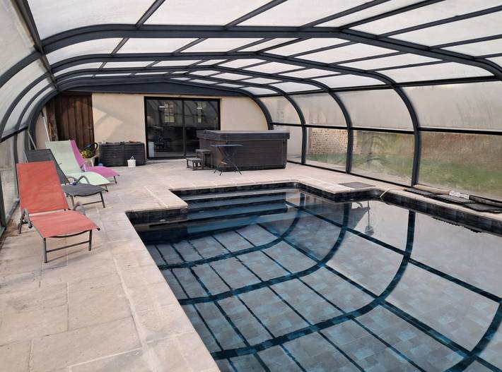 Gîte pour 8 personnes, avec Jacuzzi et Terrasse ainsi que Jardin et Piscine