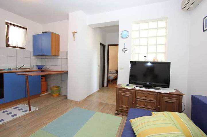 Ganze Wohnung, Preiswerte Ferienwohnung in Medulin mit Küche, Bad, Klima, Terrasse, Garten mit Grill und nur 1 km bis zum Sandstrand in Medulin Stadt, Medulin