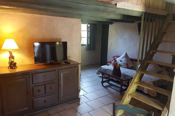 Gîte pour 6 personnes, avec terrasse ainsi que jardin et piscine à Eygalières - 4