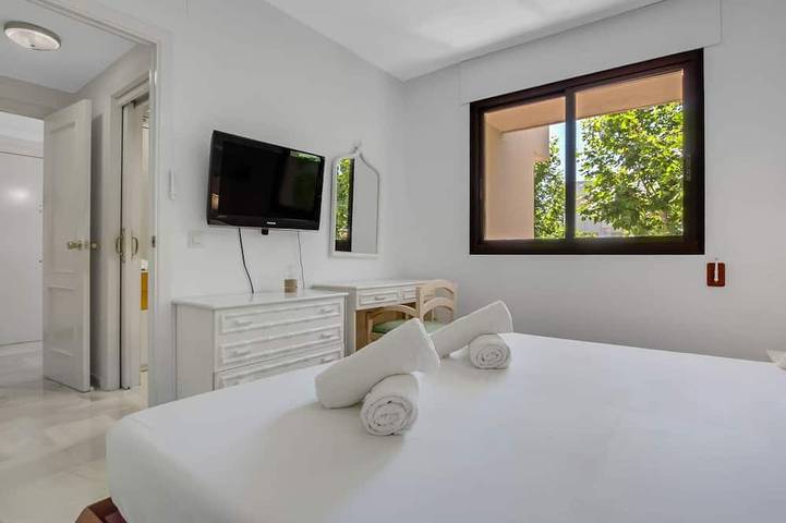Appartamento intero, Montemar Puerto - Beachfront, Terrace, Swimming Pool. Sea Views in La Carihuela, Torremolinos