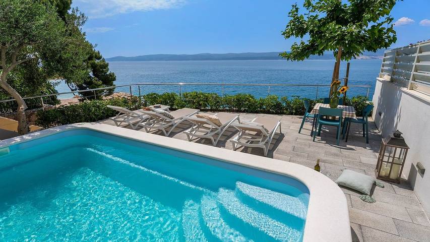 Villa pour 4 personnes, avec balcon ainsi que jardin et piscine à Mimice