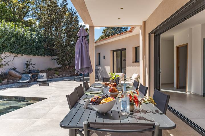 Location de vacances pour 12 personnes, avec piscine ainsi que terrasse et jardin, adapté aux familles dans Pinarellu - 3