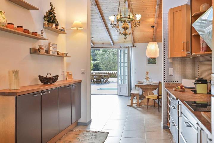 Location de vacances pour 10 personnes, avec piscine ainsi que jardin et terrasse dans Office De Tourisme De Longeville Sur Mer - 3