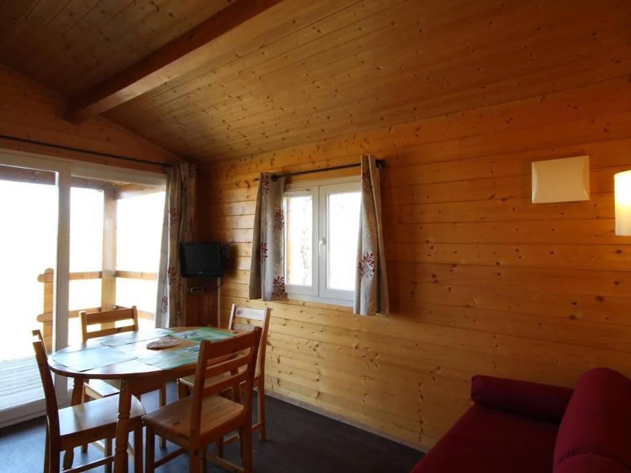 Chalet am Teich mit kostenlosem Angeln und Wlan, Haustiere erlaubt in Planchez, Naturpark Morvan