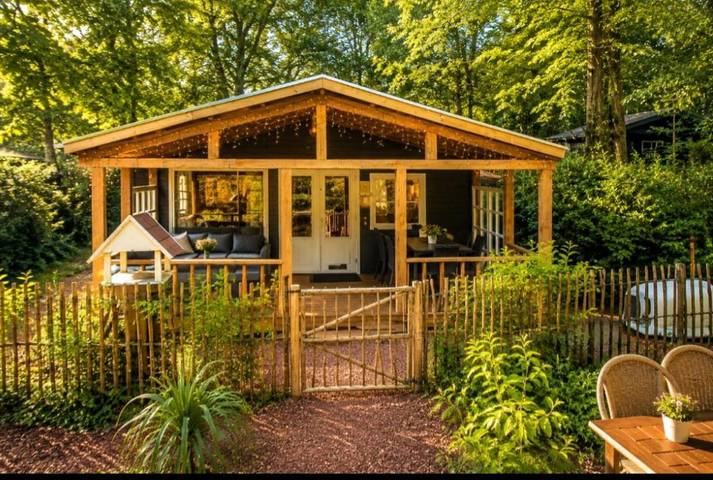 Camping voor 4 personen, with Terras and Tuin as well as Uitzicht in Belgisch-Limburg