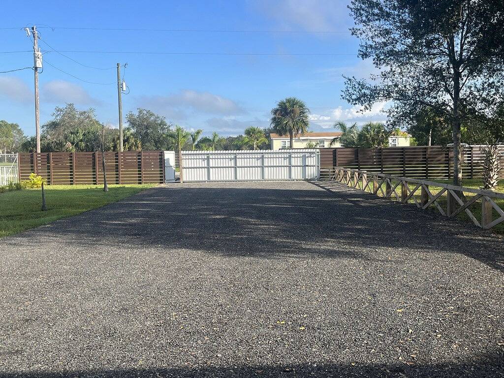 The Perfect Get away from the City Stress!! in Hendry County