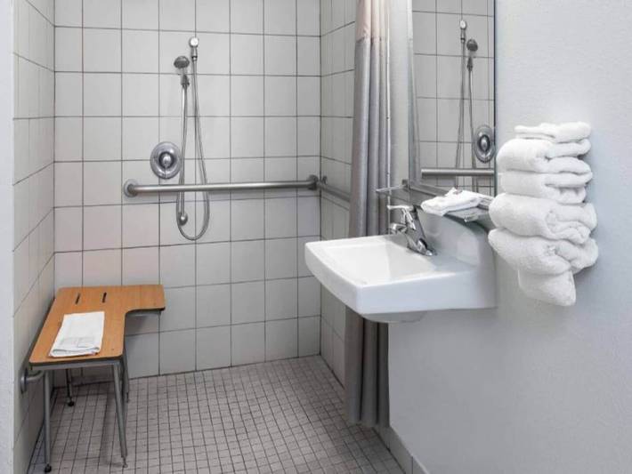 Apartamento entero, 1 cama tamaño queen | Bañera/adaptada para personas con discapacidad in Anaheim, Condado de Orange
