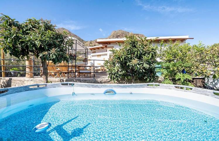 Chalet pour 3 personnes, avec vue ainsi que piscine et terrasse