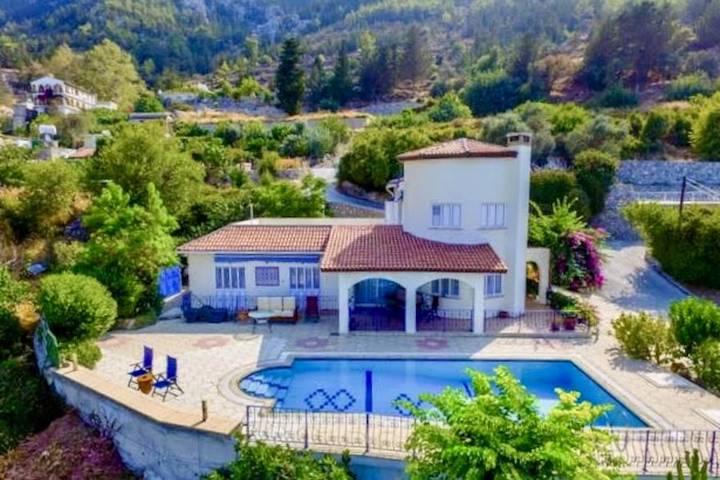 Villa for 8 people, with ocean view and balcony as well as garden in Northern Cyprus