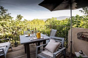 Gîte pour 2 personnes, avec piscine ainsi que terrasse et jardin à Lagnes