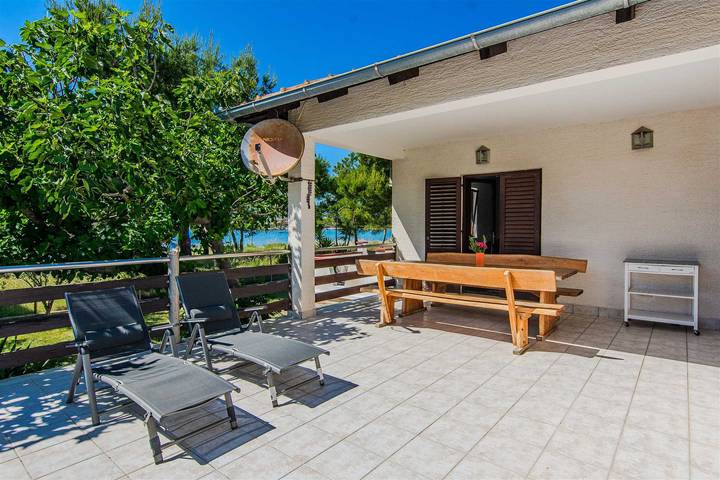 Villa für 8 Personen, mit Ausblick und Terrasse, kinderfreundlich in Privlaka