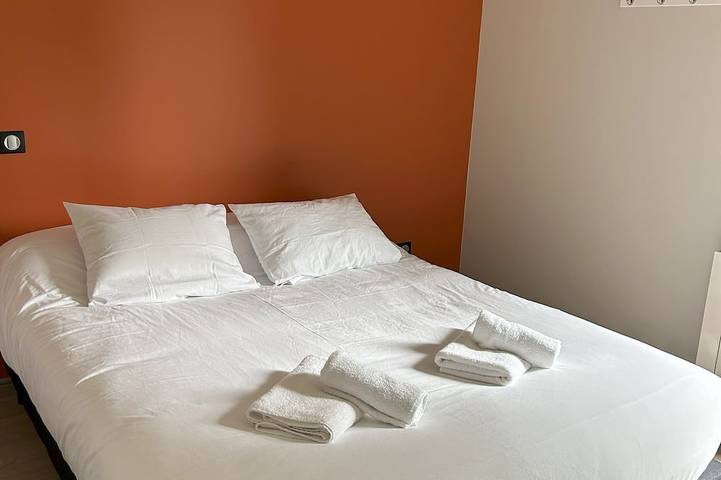 Gîte pour 15 personnes, avec jardin, animaux acceptés à Laussonne - 4