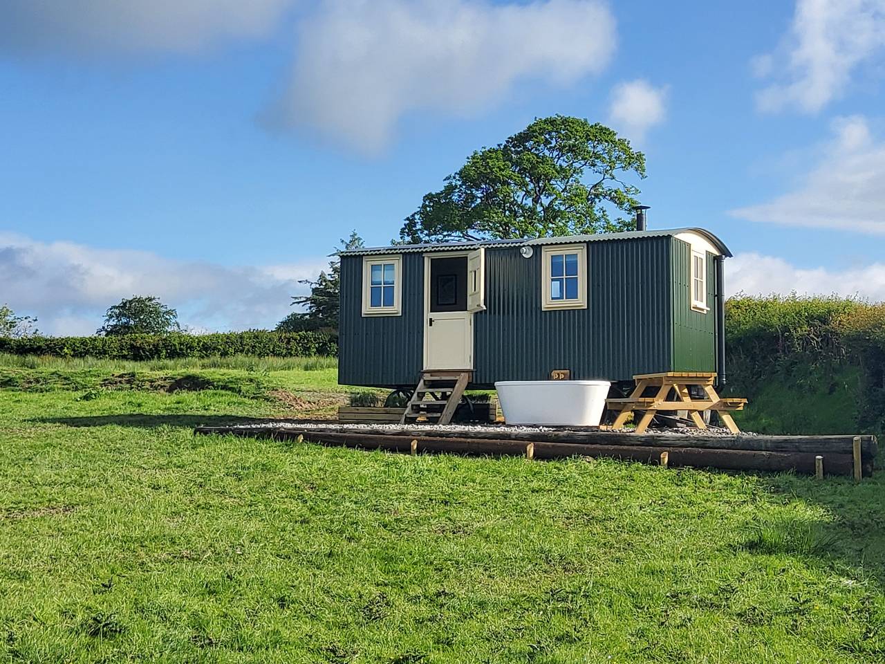 The Musterer's Hut, Outdoor Bath & Valley View in Carmarthenshire