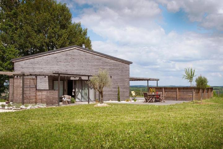 Location de vacances pour 8 personnes, avec jardin ainsi que vue et piscine, animaux acceptés à Couze-et-Saint-Front