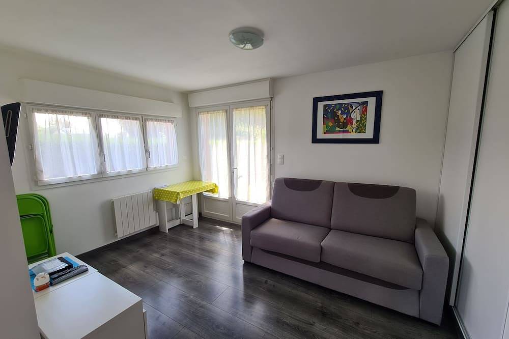 3 Star Chalet Refurbished in 2014 with Private Garden located in Canouville in Canouville, Région de Dieppe