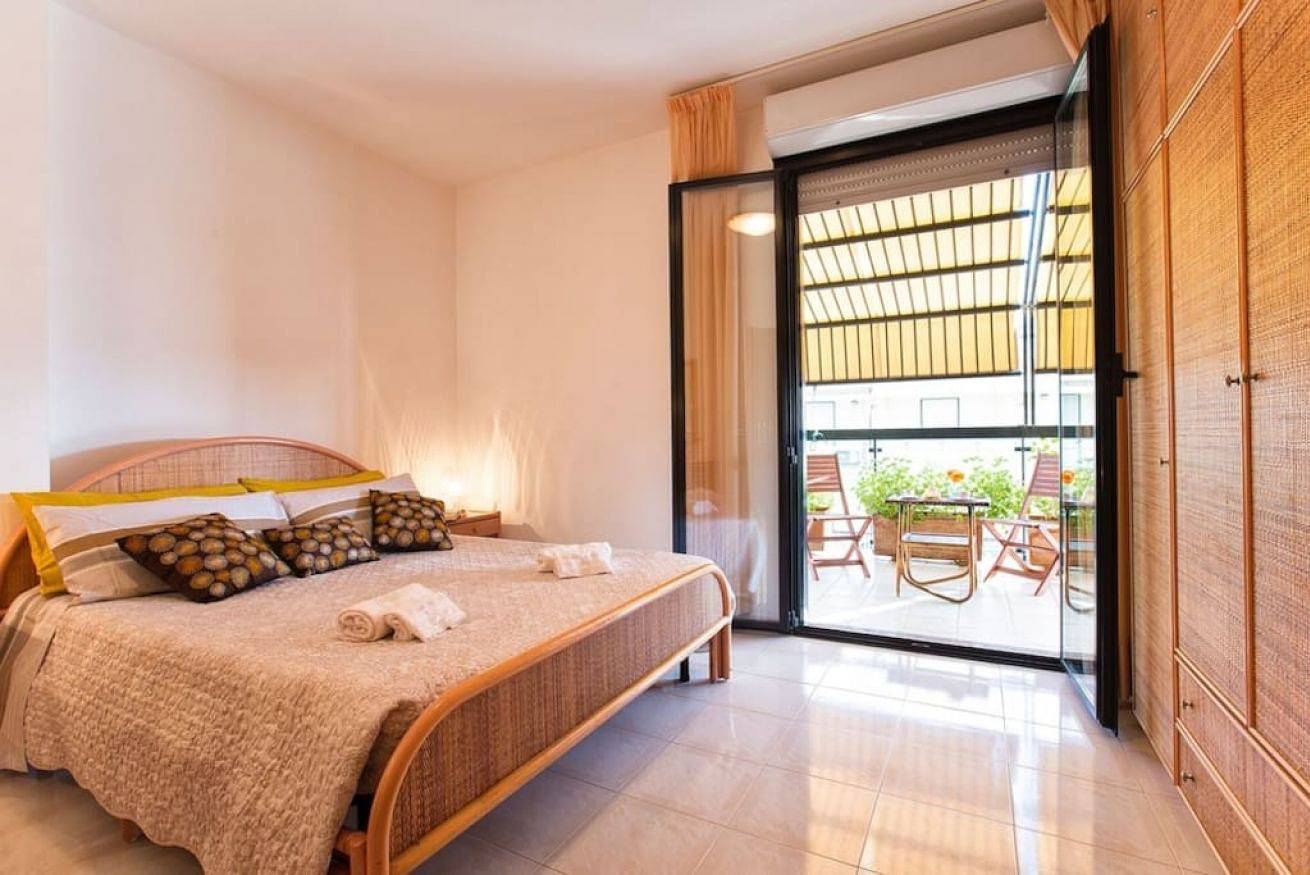 Appartamento intero, Alghero,  Attico Angela vista mare con grande veranda  vicino spiaggia, con 3 camere e 2 bagni in Lido San Giovanni, Alghero