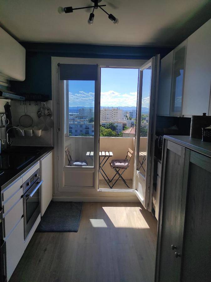 Appartement entier, Le Jules Guesde, Appart traversant, 3ch , parking, 2mn à pied métro D Parilly in Vénissieux, Lyon et ses environs