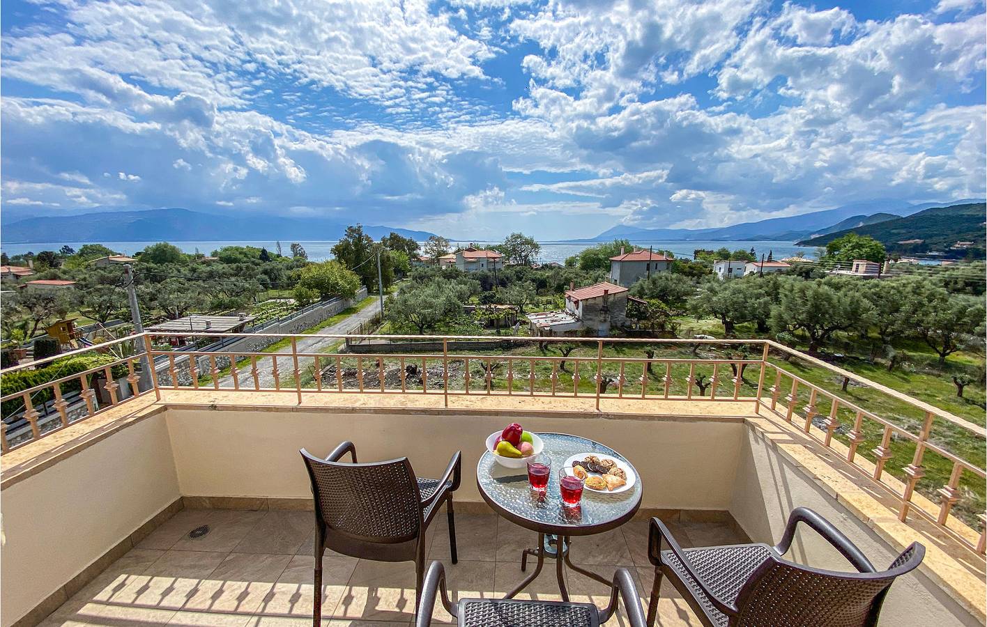Entire holiday apartment, Cozy Coastal Apartment with AC and Parking, 2.5km to Beach in Phocis region