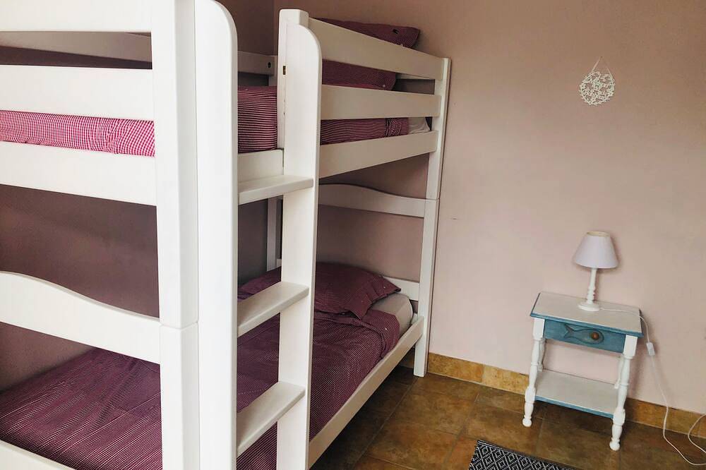 House with jacuzzi 200m from the beach pets welcome in Ploubazlanec, Côte de Goëlo