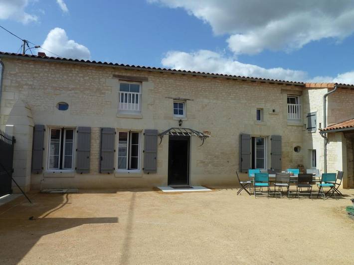 Gîte pour 10 personnes, avec vue et terrasse, adapté aux familles à La Roche-Rigault