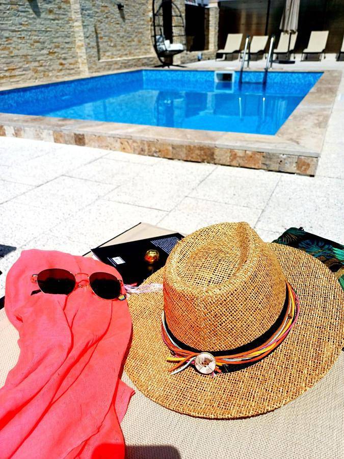 Maison d’hôte pour 2 personnes, avec piscine ainsi que vue et jardin