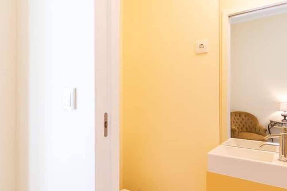 Guesthouse - Double Room with Private Bathroom (Room 5 Archangel) in Graça, São Vicente (Lissabon)