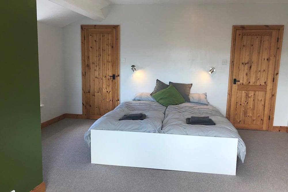 New, Quiet rural location, large enclosed garden,log burner, access to Kendal in Kendal, Lake District