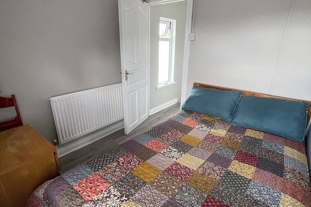 Serene 3-bedroom City Home in charming Kilkenny perfect for relaxing stays in Kilkenny, County Kilkenny