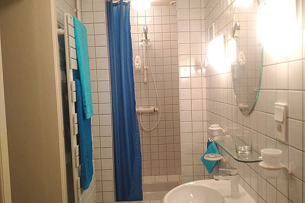 Chambre lumineuse avec espaces communs et court de tennis à Aydoilles in Aydoilles, Région d'Épinal