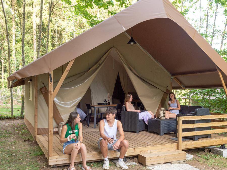 Camping de La Forêt - Tienda de lona y madera 4 personas - Wood Lodge - personas adicionales posibles con coste adicional, contactar con el camping in Levier, Jura Francais