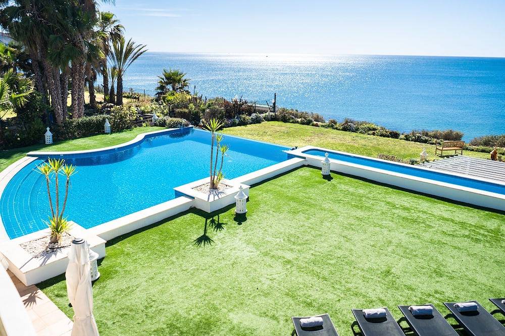 Luxury Villa with infinity pool and breathtaking sea view (New Prices) in Luz, Faro District