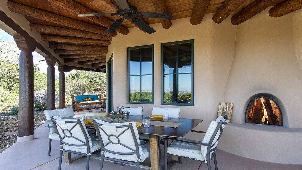Luxurious 3 Bedroom-3 Bath~ Majestic views~ outdoor Hot tub~10 minutes to Plaza in Santa Fe, Santa Fe County