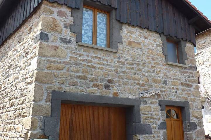 Location de vacances pour 4 personnes, avec sauna et jacuzzi à Saint-Genès-Champanelle - 4