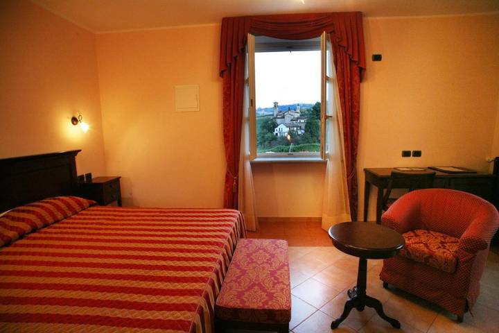 Hôtel pour 2 personnes, avec piscine ainsi que balcon et jacuzzi à Barolo - 3