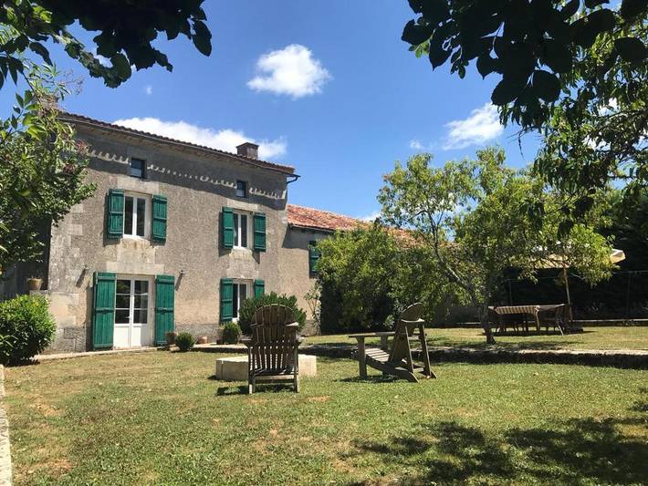 Location de vacances pour 6 personnes, avec Terrasse ainsi que Jardin et Vue à Lussas-et-Nontronneau