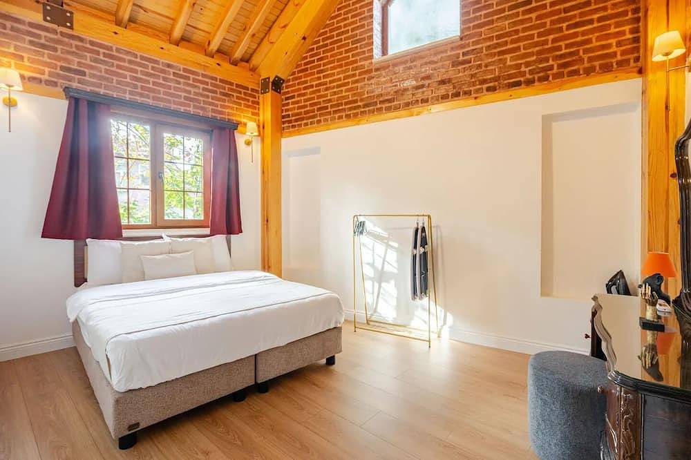 Villa with Private Garden, Bbq, Sauna and Turkish Bath in Balat in Fatih, Istanbul