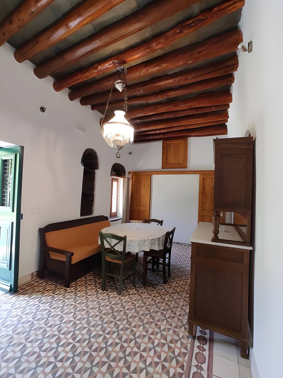 Vakantiehuis 'Ktima Kariofyllis' met Uitzicht op de Bergen en Privéterras in Andros