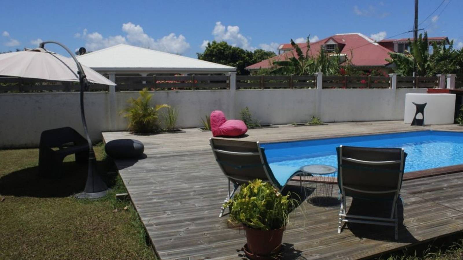 Entire studio, Welcoming Studio in Baie Mahault, 22 sqm, shared pool. in Baie-Mahault, Guadeloupe (Caribbean)