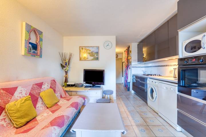 Apartamento entero, Apartamento vacacional "Residence Cap Les Pins" con piscina compartida, terraza privada y Wi-Fi in Cap d'Agde, Agde