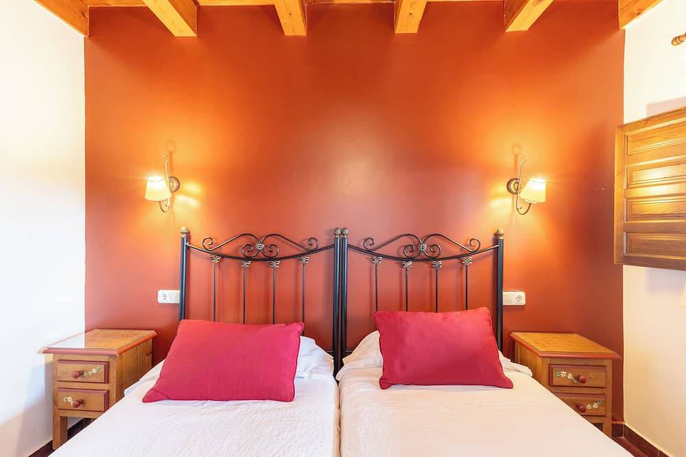 Apartamento entero, Apartamento 'Casa Baja' con piscina compartida, terraza privada y Wi-Fi in Fresnedillas de la Oliva, Provincia de Madrid