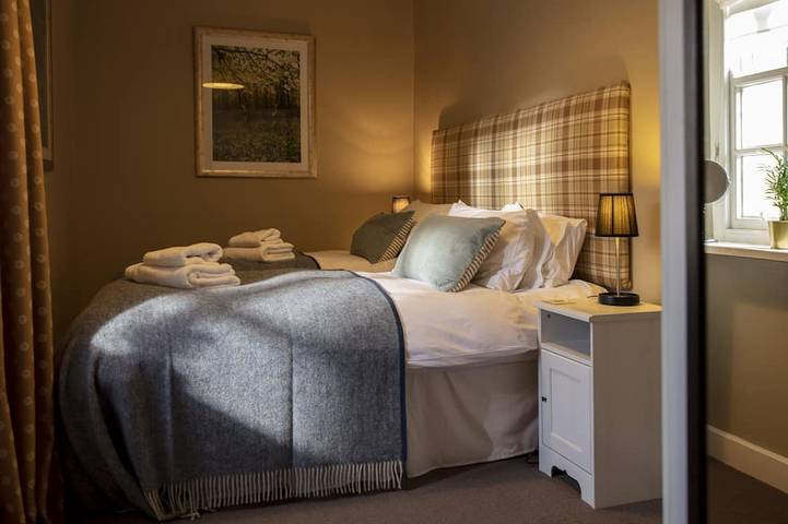 Chestnut Cottage - a charming traditional stone cottage with 2 bedrooms on Arniston Estate in Lothian