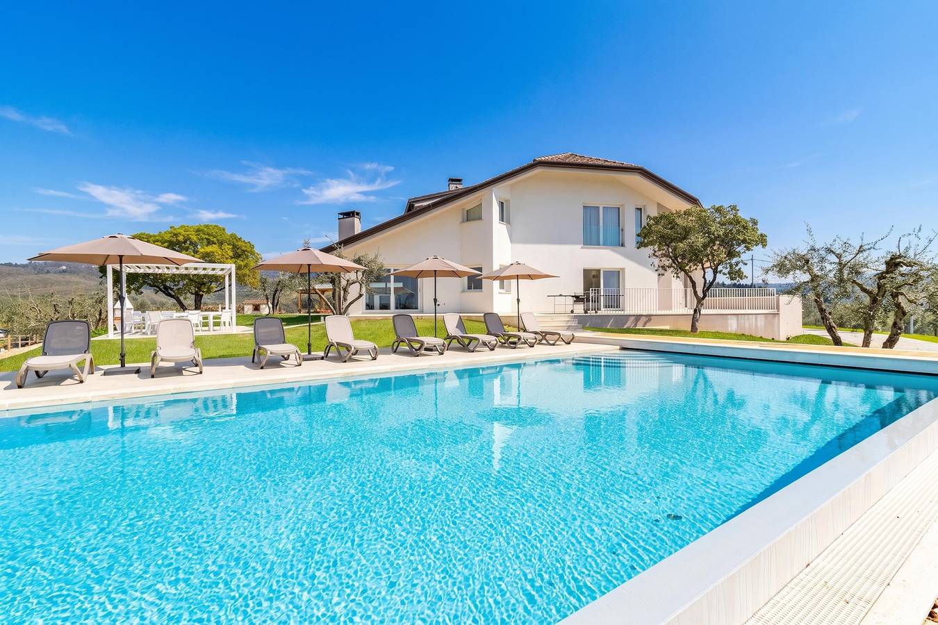 Villa Chimera White 16 with Pool & Gym in Arezzo, Chianti