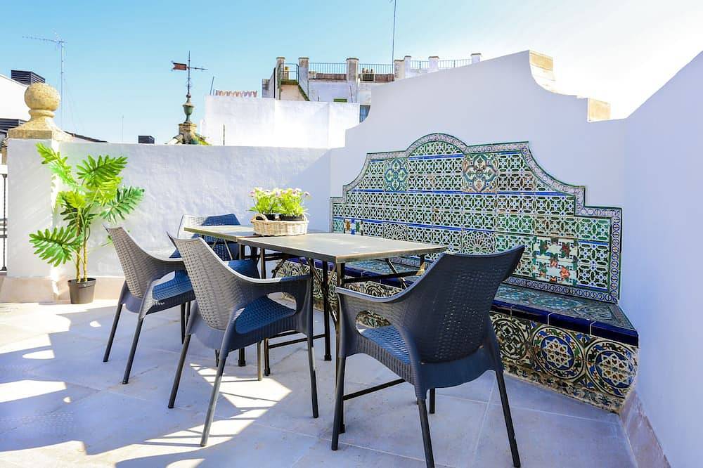 Ganze Wohnung, Beautiful 4 bedroom apt. a few meters from the Cathedral with stunning terrace in Casco Antiguo, Sevilla