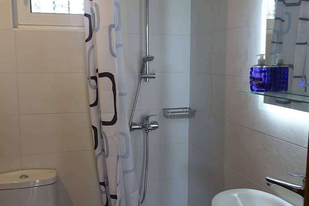 Ganze Wohnung, Appartement in Ferienhaus direkt am Meer, mit grosser gedeckter Terrasse in Region Attika