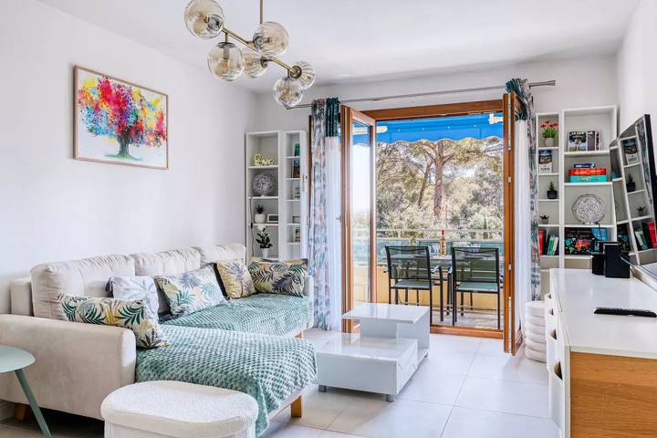 Gîte pour 4 personnes, avec balcon ainsi que vue et piscine dans Port de Bormes les Mimosas
