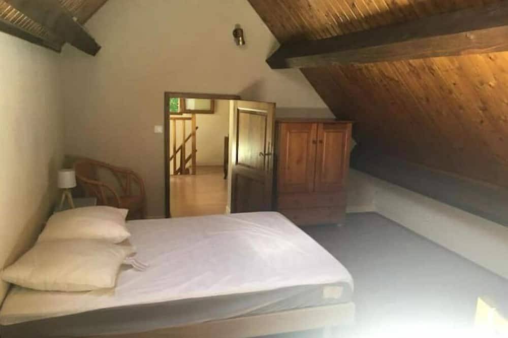 Gîte chaleureux avec cheminée au pied du Puy Mary in Saint-Paul-de-Salers, Parc naturel régional des Volcans d'Auvergne