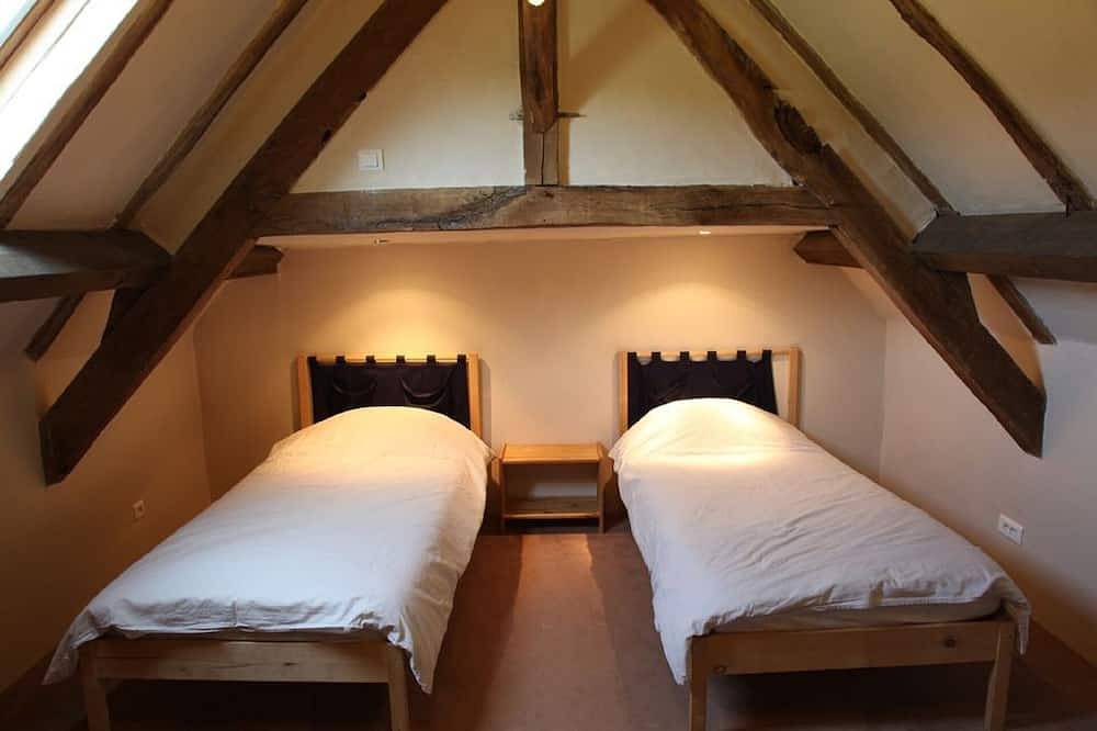 Cottage de 2 chambres avec piscine  chauffée en pleine nature in Puy-d'Arnac, Région de Brive-la-Gaillarde